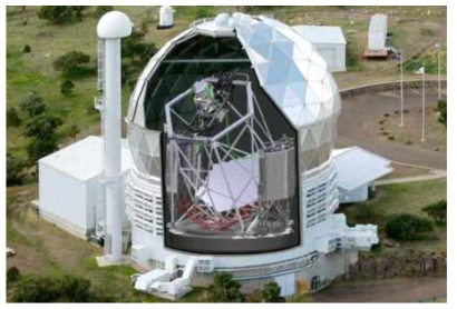 HET 망원경 모습, 망원경 앞에는 주경의 곡률 반경의 위치에 타워가 설치되어 있다