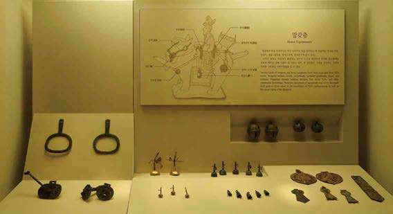 말갖춤 장신구가 중앙박물관에 전시된 모습
