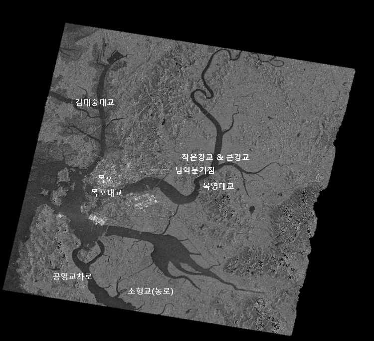 목포를 포함하는 하나의 Cosmo-SkyMed(관측폭 약 35km) SAR 영상에 포함되는 교량의 수 및 분포 특성 분석