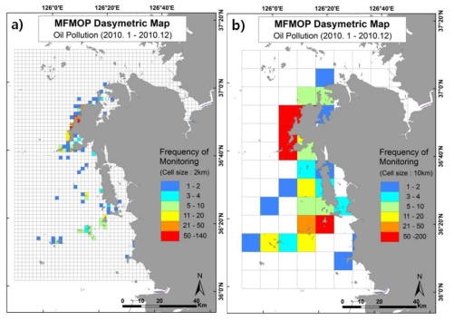 2010년도 유류오염분야 모니터링 정점 수에 대한 공간밀도지도 (a) 2x2 km, b) 10x10 km)