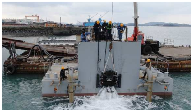대형 파공봉쇄 장치의 실해역 실험 모습 (2019년 12월, 목포항 인근)