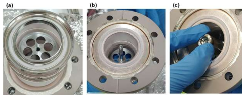 cathode-heater assembly을 전자총 본체에 조립한 모습. (a) Kovar 물질로 제작된 base에 cathode-heater assembly의 히터 tail가 나와서 차후에 히팅 전원라인과 연결함. (b) cathode가 정렬된 형태, (c) cathode위에 focus electrode를 비롯한 shielding tube를 조립함