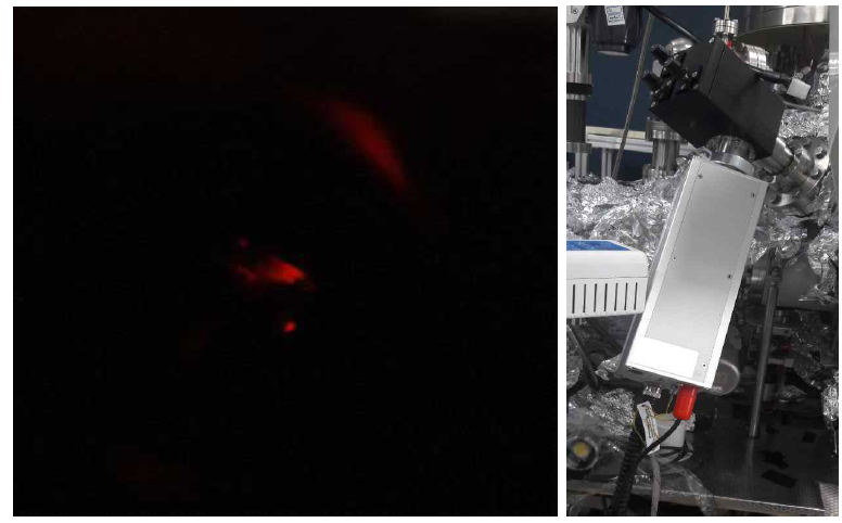 챔버 내부 시료표면에서 반사되는 램프내부 전자기 코일에서 발생한 붉은 빛(좌) 초고진공 챔버에 설치된 저에너지 자외선 광원(우)