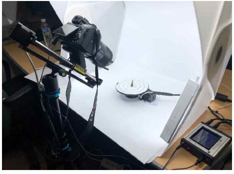 레일과 자동 제어 회전판을 이용하여 포커스 스태킹 기법으로 소형 대상물을 촬영하는 실험 장면