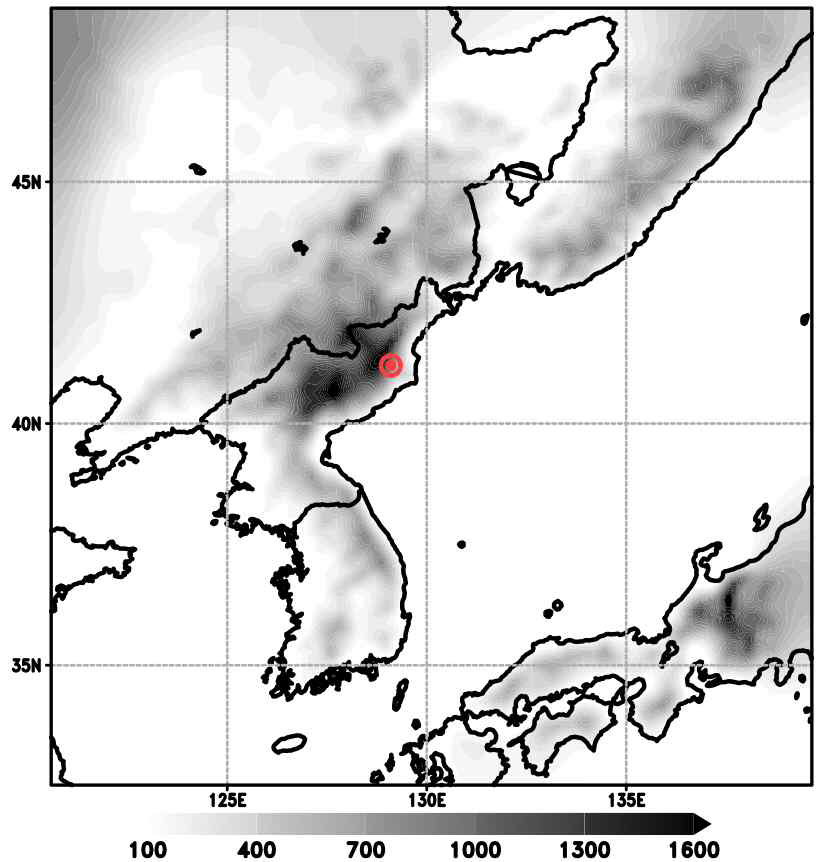 모델 실험 영역. 수평 격자 구성은 161(동서)⨯180(남북)으로 10km 해상도로 구성되었다. 붉은 지점은 풍계리 실험장으로 실험에서 방사능 물질의 유출 지점을 의미한다