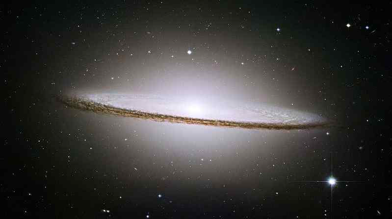 매우 특이한 조기형 은하 M104(솜브레로 은하)의 중심부를 잘 보여주는 허블우주망원경 영상