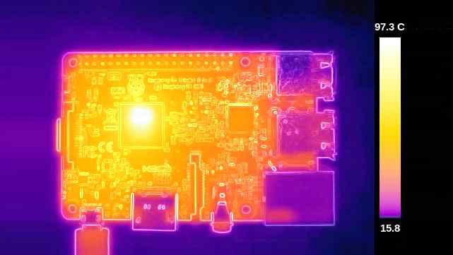 라즈베리 파이의 작동 시 측정된 온도 분포. Overheating 문제가 있는 경우 CPU 중앙의 온도가 약 100도까지 상승하며, 이로 인해 장치의 성능저하는 물론 파손까지 야기된다