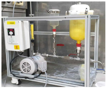 Foam decontamination performance apparatus in hot-lab