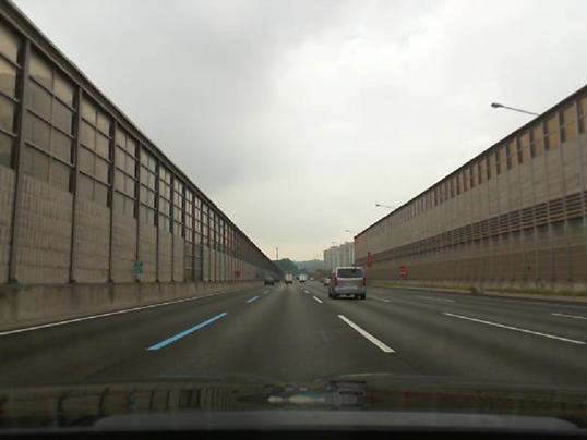 공용도로(서울톨게이트-호법분기점)에 존재하는 철제 방음벽