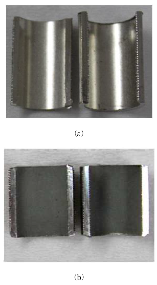 CHF 실험 후 튜브 안쪽 거시적 관찰: (a) Water, (b) SiC/water 나노유체