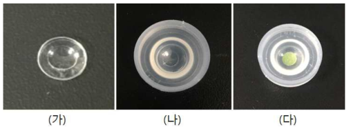 (가) 6 mm 홈 수몰드에서 만들어진 바깥 판 (나) 암 몰드에 홈이 생성된 수 몰드를 결합한 형태 (다) (나)에 위치 변형이 없도록 감응층을 안착시킴