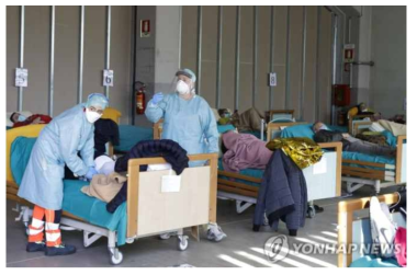 임시진료소에서 코로나 19 환자를 돌보는 이탈리아 의료진