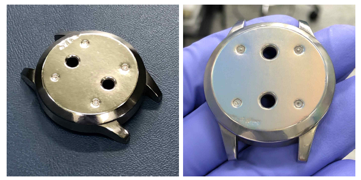 티타늄-망간 MIM 사출 스마트 워치 케이스 제품(좌)과 이에 펨토초 레이저를 이용한 표면처리에 의한 레인보우 표면 색(우)