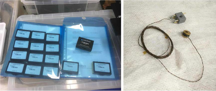 DT-670 온도센서. 본원 광학실험실에 보관되어있는 여분의 DT-670 온도센서들(좌)과 KASINICS 설치를 위해 4-pin WC 커넥터를 연결한 모습(우). 왼쪽 그림에서 왼편에 보이는 12개의 DT-670은 정밀 검교정이 되지 않은 부품이고, 오른편의 3개의 DT-670은 정밀 검교정이 이루어진 부품인데, KASINICS 온도센서 2번으로 대체하기 위한 DT-670은 정밀 검교정이 이루어진 부품을 사용함
