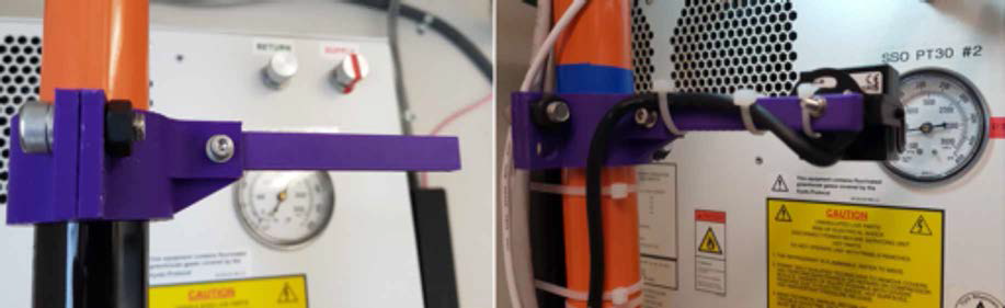 왼쪽 그림은 화상 감시 모듈 설치를 위해 3D 프린터로 출력한 거치대를 폴대에 설치한 모습이고, 오른쪽 그림은 거치대에 화상 감시 모듈을 설치한 모습