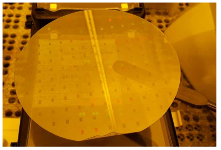제작 중인 6인치 SiC 웨이퍼 사진