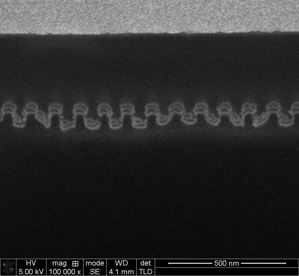 Al 15nm 두께로 경사증착된 샘플의 SEM 단면도