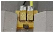 칩이 본딩되어 있는 고저항성 실리콘 기판을 장착하여 만든 보조 지그