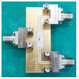 소형화된 Coaxial-to_Wavguide 변환기 조립 사진
