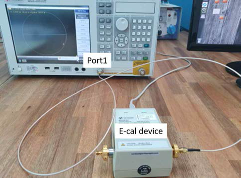 VNA의 Port 1과 E-cal 장치 연결 사진