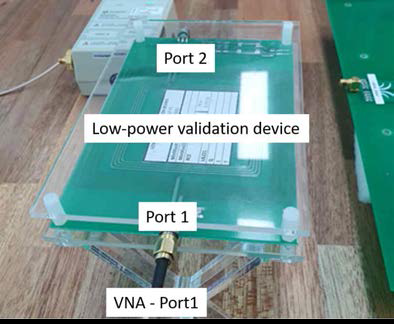 VNA의 port 1에 연결된 케이블을 low-power validation 장치의 port 1과 연결을 보임