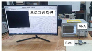 VNA를 Calibration 하기 위해 E-cal을 연결한 사진임