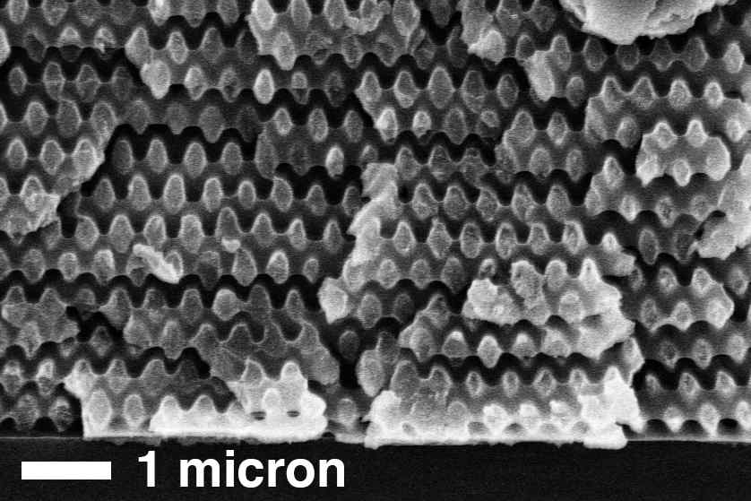 본 선기획 연구기간 동안 제작에 성공한 woodpile 구조의 나노아키텍쳐 시편 SEM image