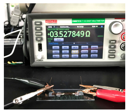 프린팅 구리전극의 광소결 소성후 저항 측정 이미지 (샘플 길이: 11.2 mm)