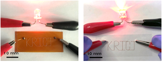 구리 플레이크 기반 전극의 전도성을 보여주는 이미지: (좌) PI 기판 및 (우) PEN 기판