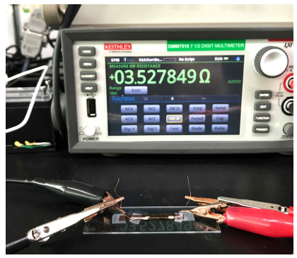 프린팅 구리전극의 광소결 소성후 저항 측정 이미지 (샘플 길이: 11.2 mm)