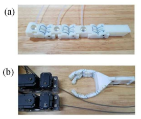 (a) 손가락 골격 마디에 공압 촉감 센싱부를 결합한 이미지 (b) 손 골격 및 제어시스템 이미지