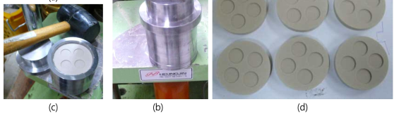 벤토나이트 분말의 압축 공정; (a) 분말 장입, (b) 압축, (c) 탈리, (d) 완성품들