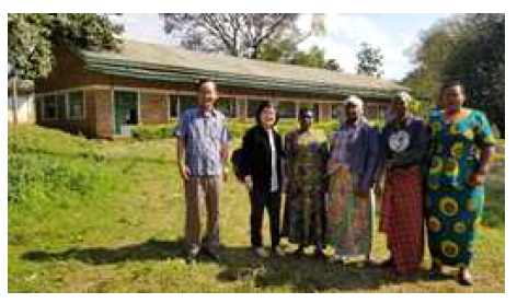 시험용 농산물 저장고(뒤 건물의 왼쪽 2개의 방)를 제공한 Singisi 마을 부녀회 간부들