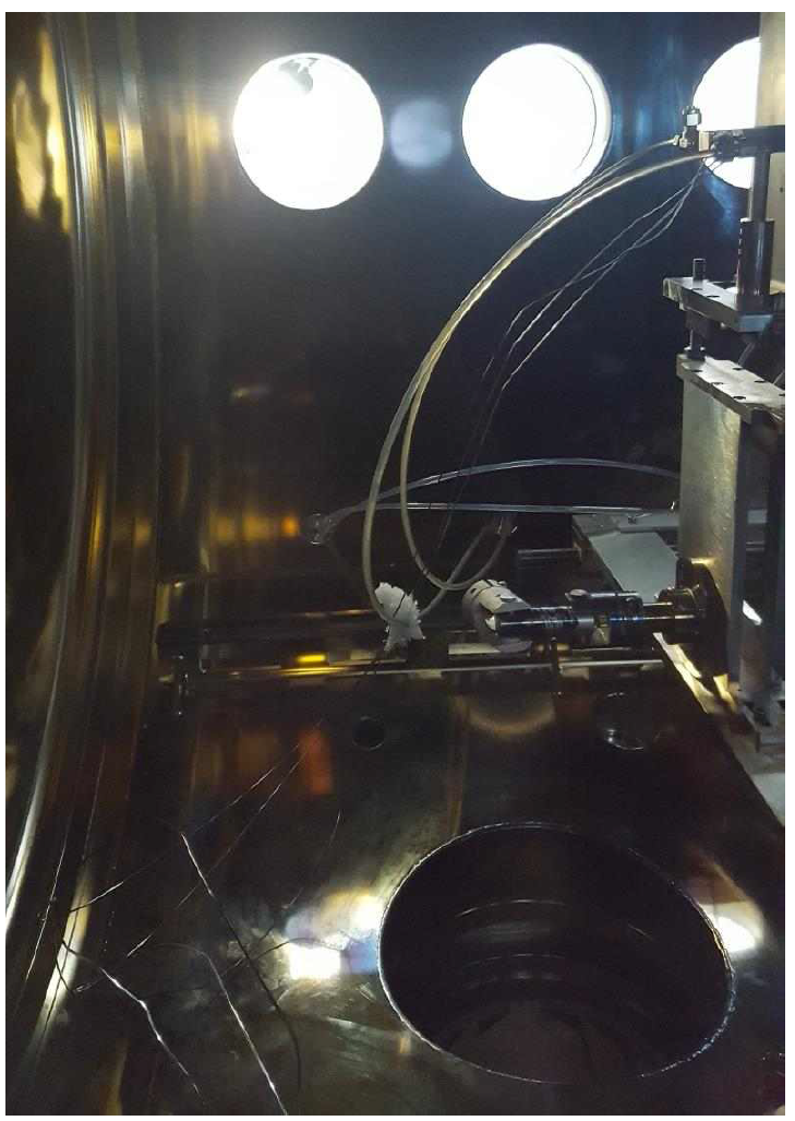 고온의 T/C와 냉각수 튜브와 접촉으로 인해 냉각수 tube가 손상되어 water leak이 발생한 사진