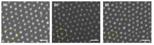 서로 다른 간격으로 평면 기판에 코팅된 구형 마이셀의 SEM 이미지: (a) 65 nm; (b) 60 nm; (c) 55 nm (스케일 바=100 nm)