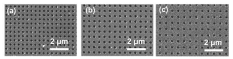 전자빔리소그래피로 제작된 square array 형태의 나노홀 구조, 각각의 구조의 주기는 (a) 450 nm, (b) 550 nm, (c) 650 nm