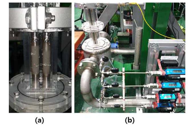 (a) 타공성 액체 주입구 와 (b) 초음파 유량계