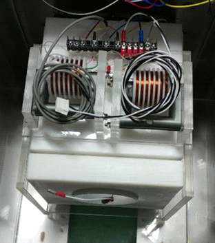 모노블럭에 장착된 고전압 상승부 (high-voltage multiplier)
