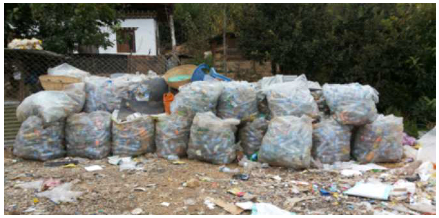 팀푸시 매립장에서 인력으로 회수되어진 재활용폐기물