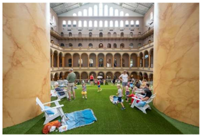 Washington National Building Museum에 설치된 실내 잔디밭 (출처: Lawn At The National Building Museum)