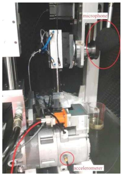 컴프레서에 장착된 가속도계 및 마이크로폰