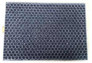 Honeycomb filter에 활성탄이 충전된 모습