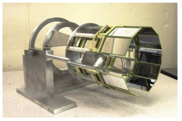 미국 오크리지 국립 연구소에서 제작한 barrel형 실리콘 검출기 시스템 ORRUBA. Inverse kinematics 방식으로 측정한 (d,p) 핵반응의 결과로 생성된 양성자의 에너지와 각도를 정확하게 측정하기 위하여 resistive position sensitive strip을 채용하였다