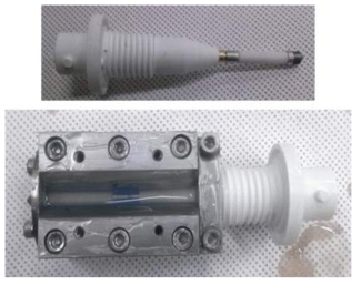 (상) 고전압 리셉터클과 연결된 초소형 X-선 튜브, (하) 고전압 절연물질을 몰딩하는 모습