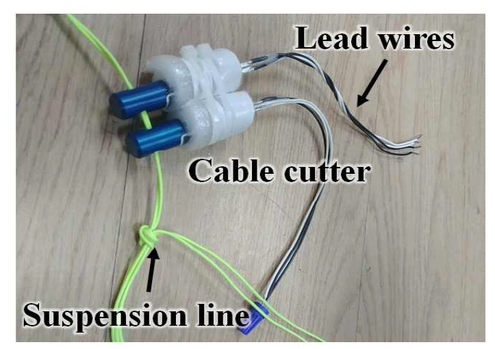 줄 절단기(Cable cutter)와 체결된 매달림 줄(Suspension line)