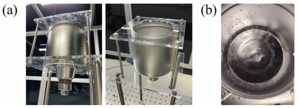 (a) 수조 밑판에 초음파 진동자가 부착된 나노버블 생성장치 (b) 초음파 진동자 작동 시 실제 나노버블 생성과정