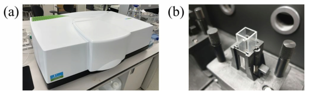 (a) UV-vis spectrometer, (b) UV-vis spectrometer 내부 시료 loading용 chamber