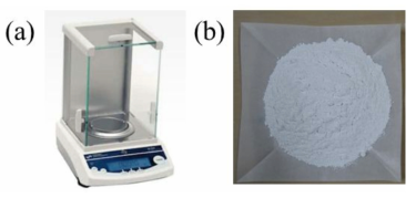 Weighting 과정에 사용되는 (a) 정밀 저울, (b) 실제 파우더