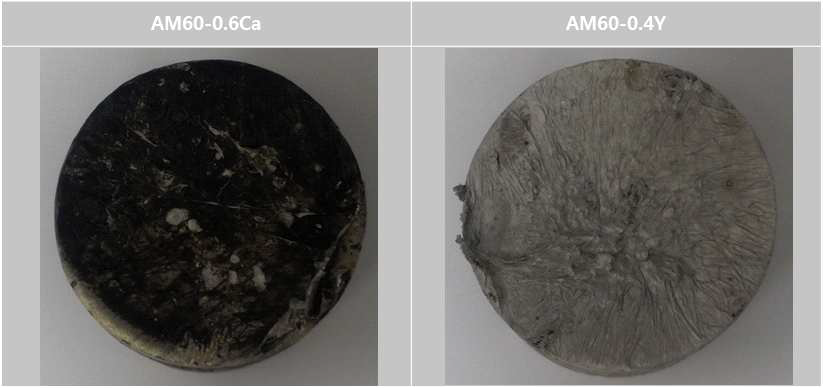 800sccm CO2와 80sccm SF6 혼합가스 분위기에서 660℃로 승온하여 용해한 후 응고시킨 AM60-0.6Ca 및 AM60-0.4Y 합금의 용탕 표면
