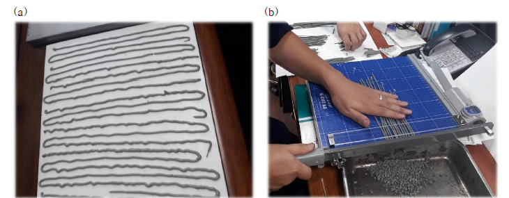 실 형태로 사출성형된 NiAlOx 촉매 (a) 및 건조 후 세단 과정(b)